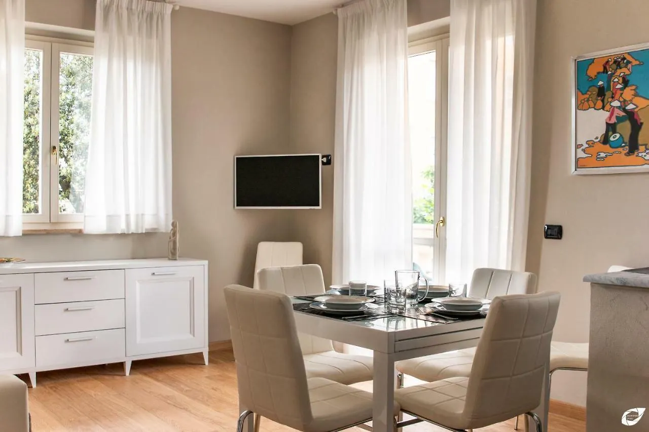 2-Bedroom Apt, With Balcony & Aircondition - 50 M From The Beach Marina di Pietrasanta