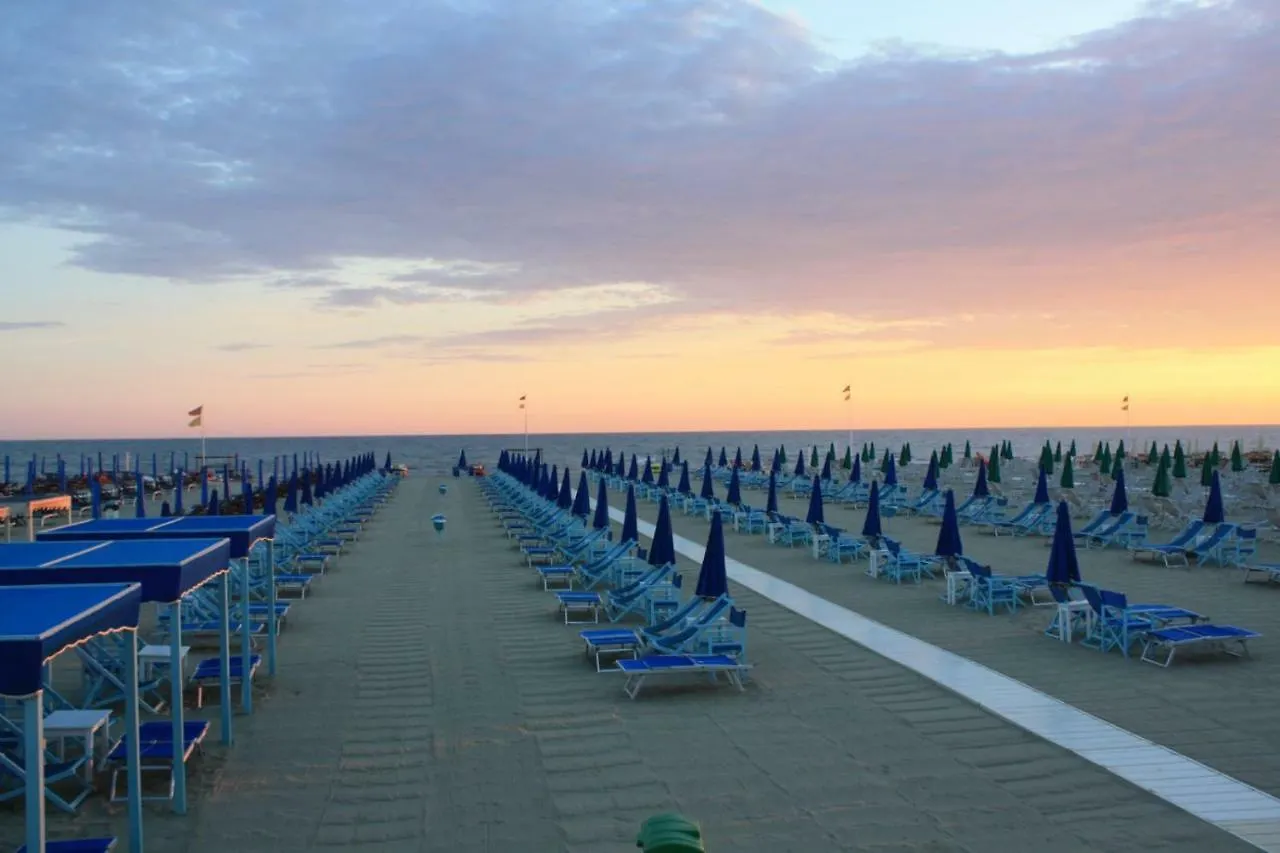 2-Bedroom Apt, With Balcony & Aircondition - 50 M From The Beach Marina di Pietrasanta 0*,